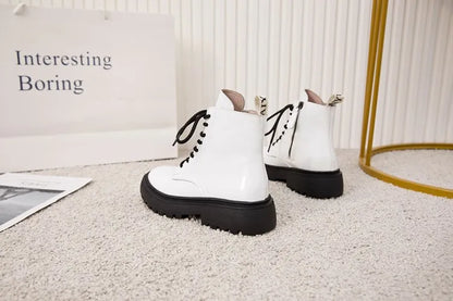 Damen-Ankle-Boots aus Leder, weiß, Schnürung, flacher Absatz, Profilsohle von hinten