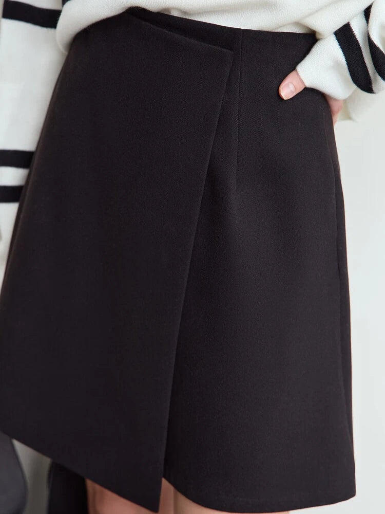 Asymmetrischer Damenrock, schwarzer Stoff, Frontnaht und hoher Bund, asymmetrischer Saum
