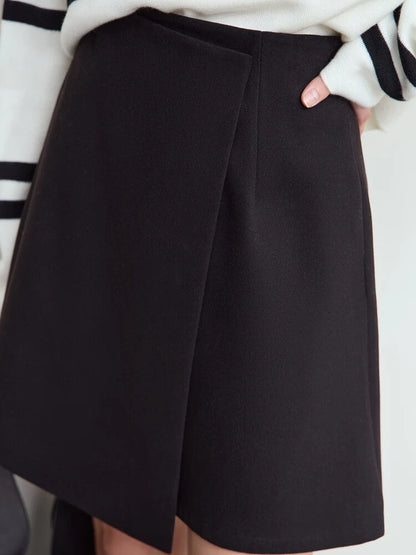 Asymmetrischer Damenrock, schwarzer Stoff, Frontnaht und hoher Bund, asymmetrischer Saum