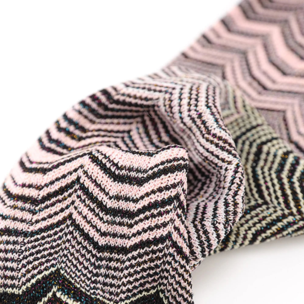 Zweiteiliges Damen-Set mit Rundhals und langen Ärmeln – Oberteil mit Diamant-Details und Rock mit hoher Taille und Patchwork-Taschen.