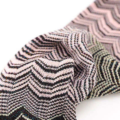 Zweiteiliges Damen-Set mit Rundhals und langen Ärmeln – Oberteil mit Diamant-Details und Rock mit hoher Taille und Patchwork-Taschen.
