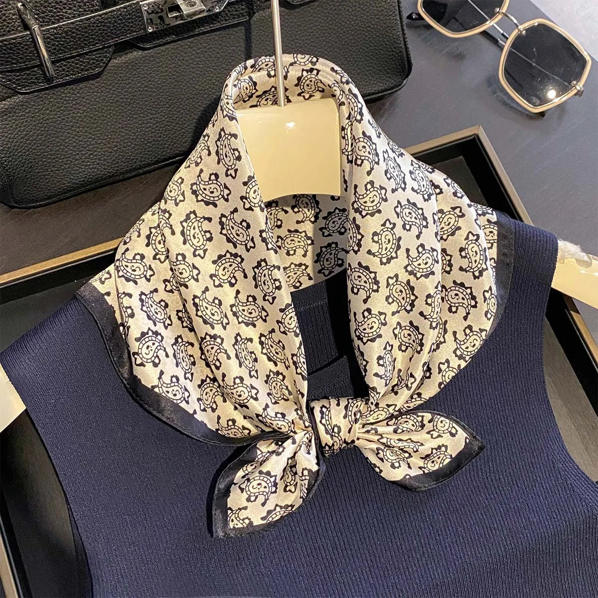 Damen Seidensatin Schal quadratisch Blumenprint Kopftuch Bandana 53cm