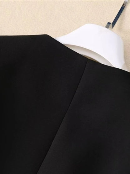 Lange Damenjacke mit Reverskragen und Reißverschluss im Patchwork-Design – ideal für einen minimalistischen, lässigen Look.