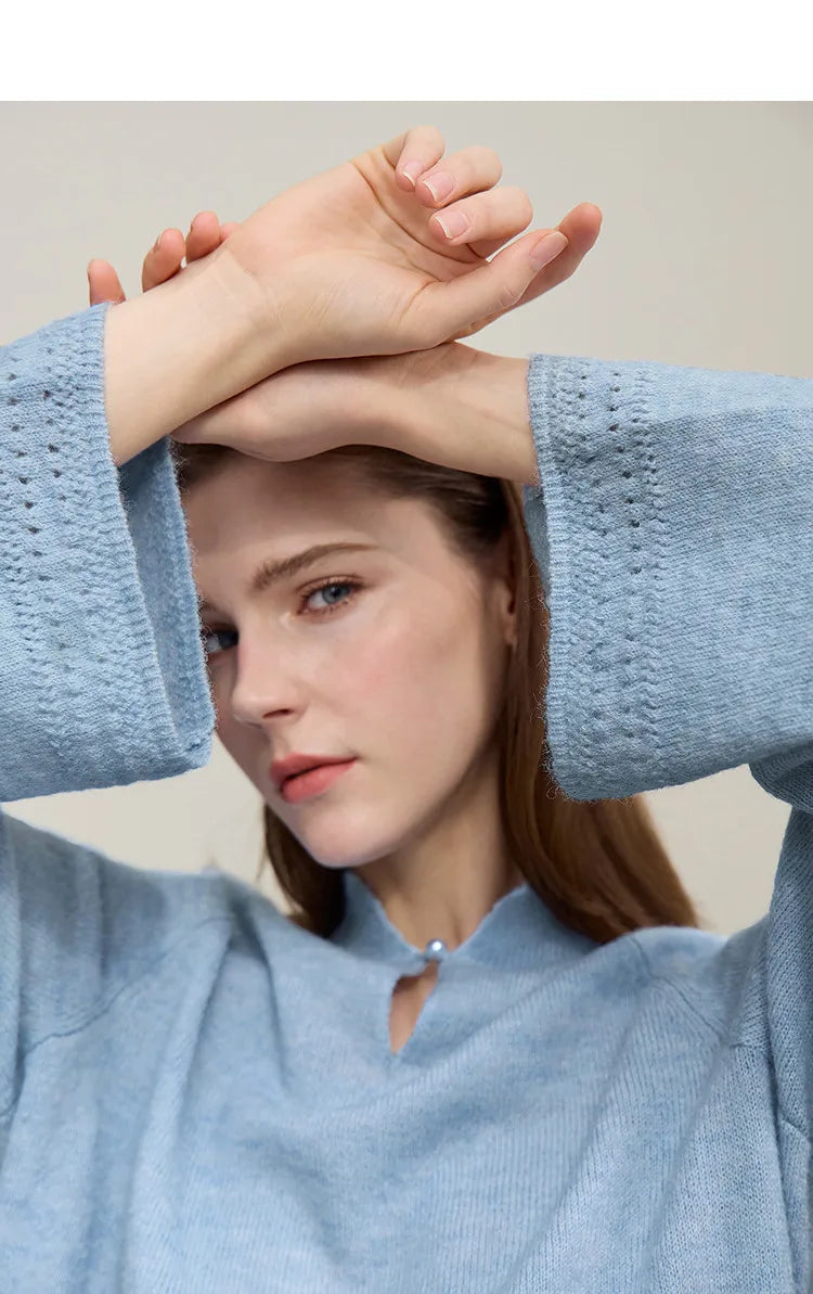 Wollstrickpullover himmelblau, Stehkragen-Ausschnitt mit Knopf