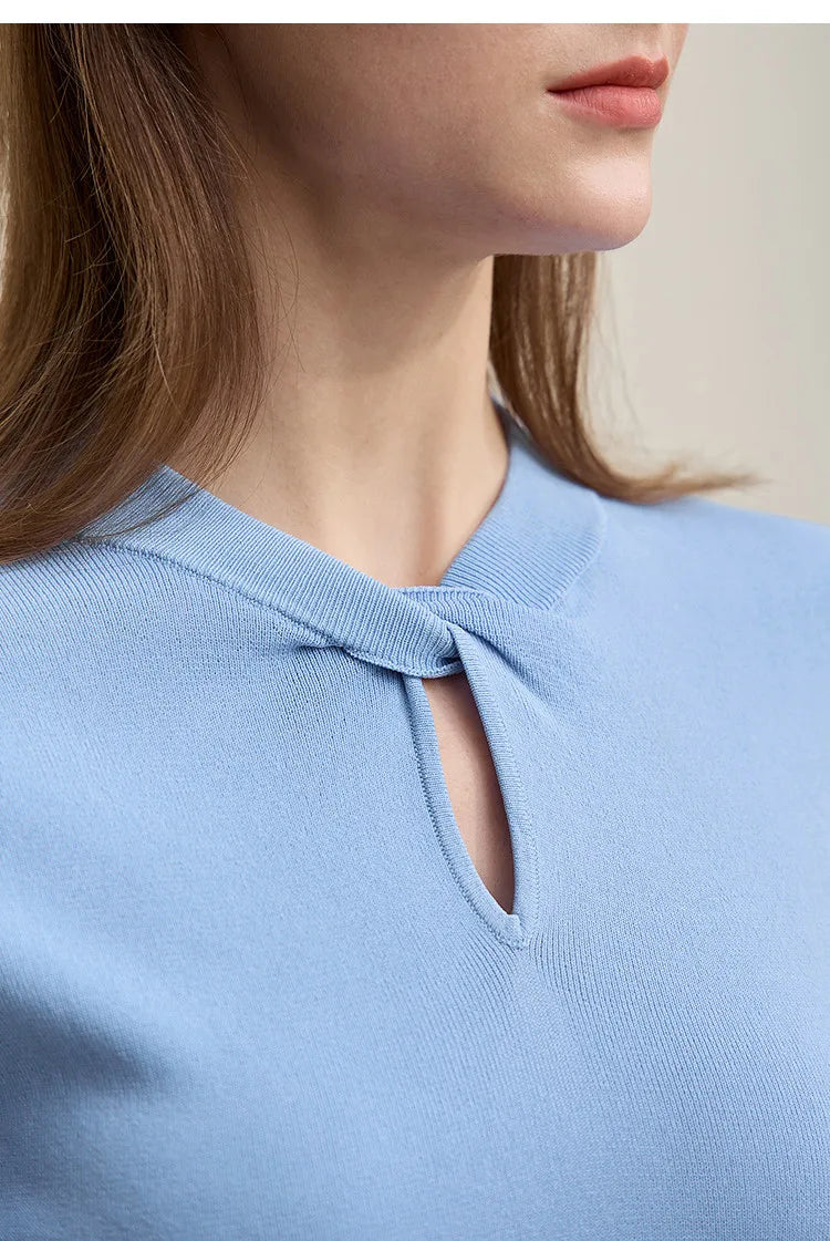 Hellblaues Damen-Stricktop: gerippter Ausschnitt mit Schleifenband und Schlitz vorne