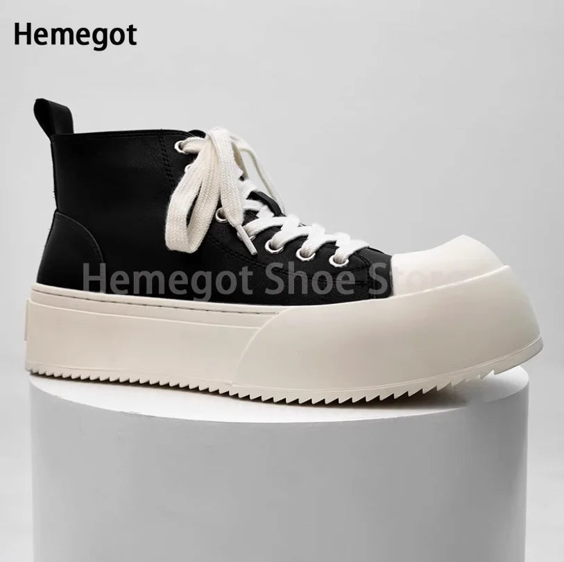 Schnürschuh aus Leder, schwarz mit weißer dicker Sohle, seitlicher Ansicht