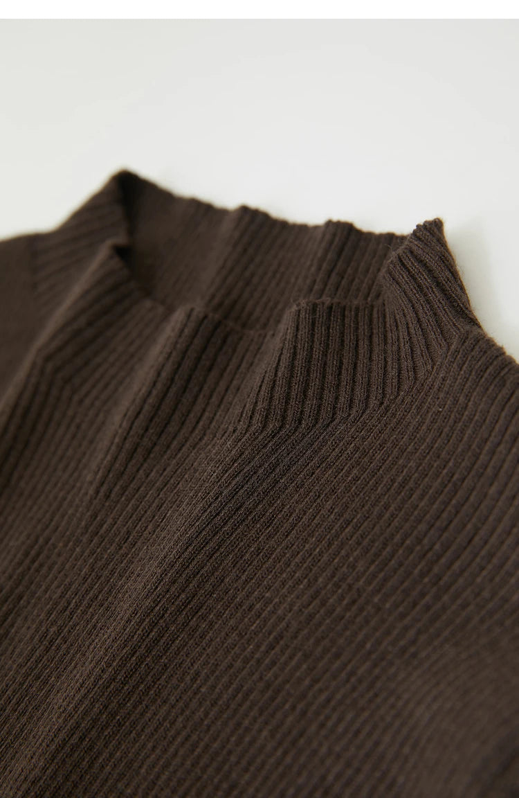 Nahaufnahme: Damen-Strickpullover mit Stehkragen aus braunem Rippstrick