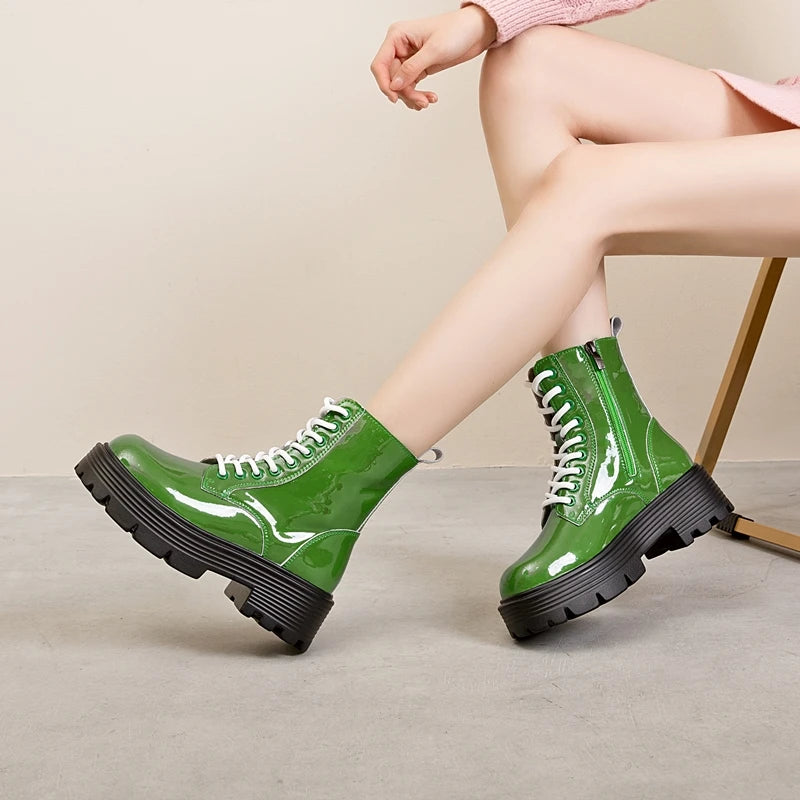 Grüne Knöchelstiefel mit Schnürung, glänzende Oberfläche und dicker Plateau-Absatz-Sohle