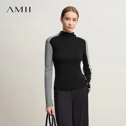 Damen-Pullover mit Stehkragen, schmaler Schnitt; schwarzer Körper mit grauen Kontrastärmeln.