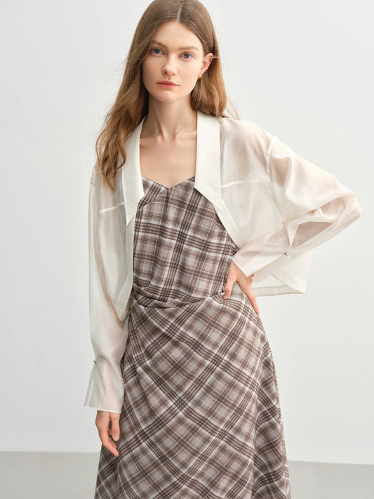 Minimalistisches weißes Sommerhemd im eleganten Stil – Kurzarm-Top für den stilvollen Auftritt