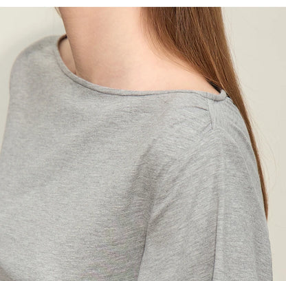 Damen T-Shirt im Minimalismus-Stil mit asymmetrischem Slash Neck und Raffen