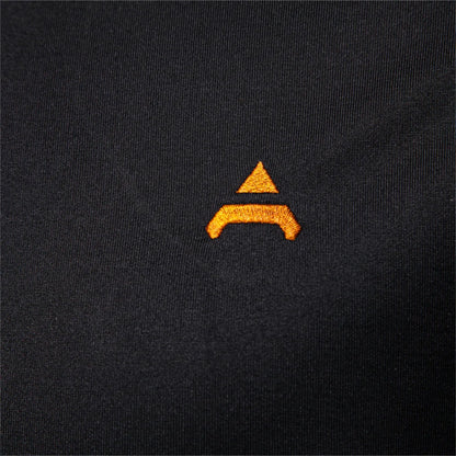 Schwarzes T-Shirt mit orangefarbenem Stick-Logo auf der Brust