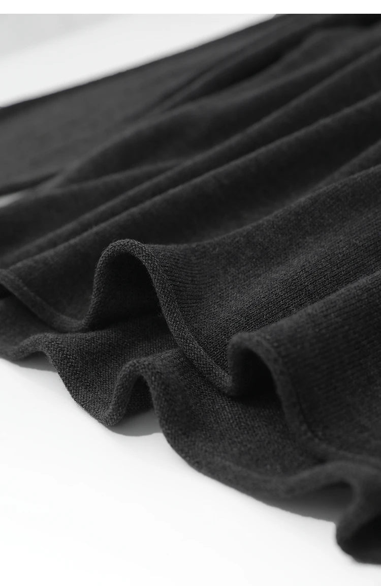 Dunkler Pullover im Detail, weicher Feinstrick mit lockerer, fallender Form