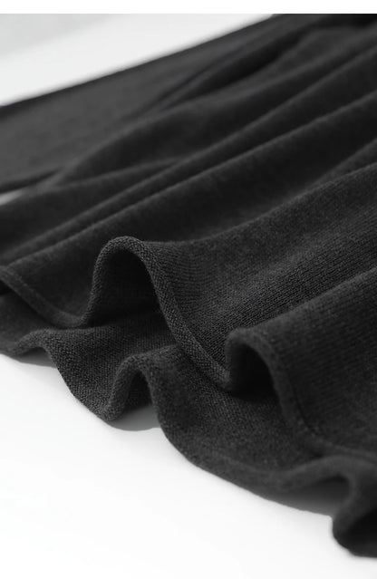 Dunkler Pullover im Detail, weicher Feinstrick mit lockerer, fallender Form