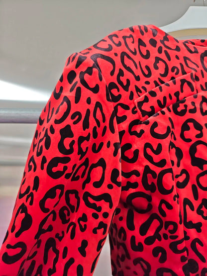 Elegantes ärmelloses Damen-Kleid mit Halterneck und Patchwork-Falten-Design – figurbetont und stilvoll.