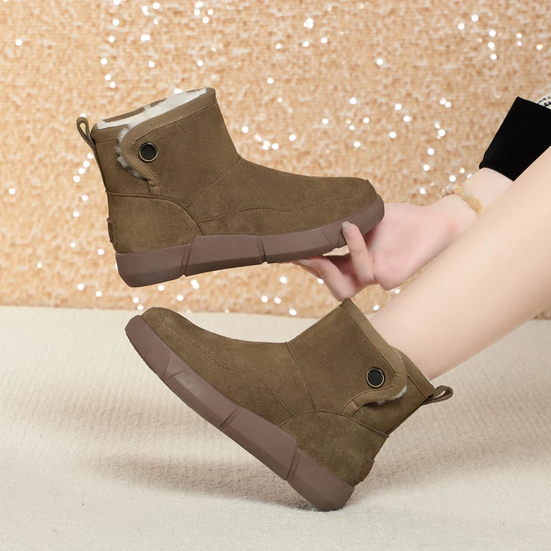 Braune Kurzstiefel mit Schnürband und Knopf-Detail am Schaft, warm gefüttert
