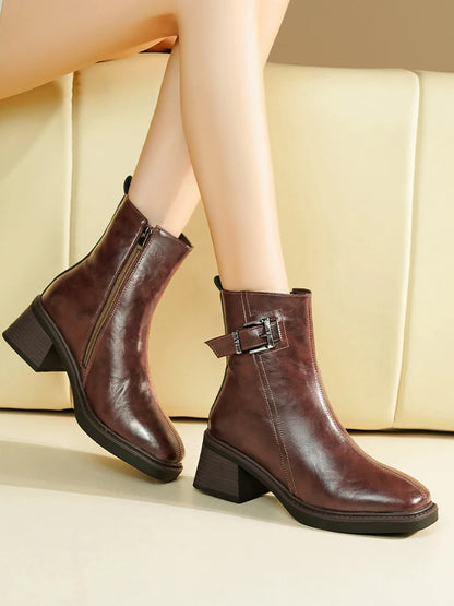 Braune Stiefeletten mit eckiger Spitze und Blockabsatz, seitlicher Schnallenverzierung
