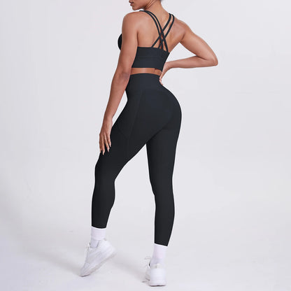 Damen-Yoga-Set in schwarz: Sporttop mit X-Riemen und 3/4 Leggings mit hellem Saum
