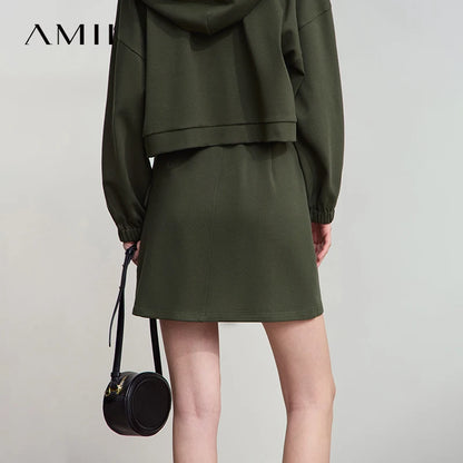Eleganter Damen-Minirock dunkelgrün, Kordelzug am Bund, seitliche Taschen, Ansicht von hinten