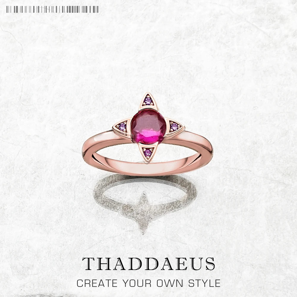 Roségoldfarbener Ring mit ovalem violettem Hauptstein und vier kleinen Ziersteinen