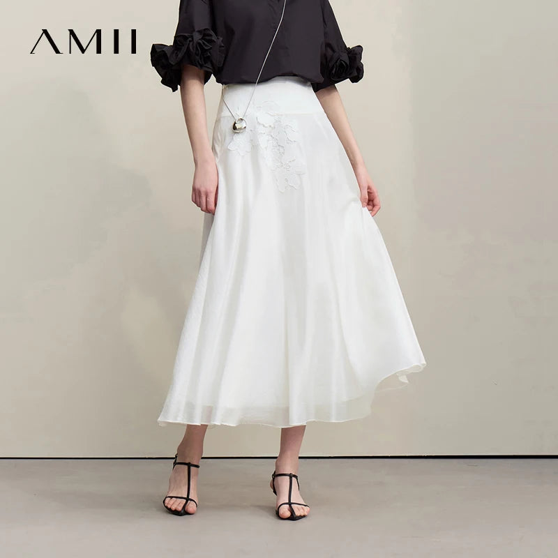 Heller Midi-Rock mit floralen Spitzenapplikationen vorne