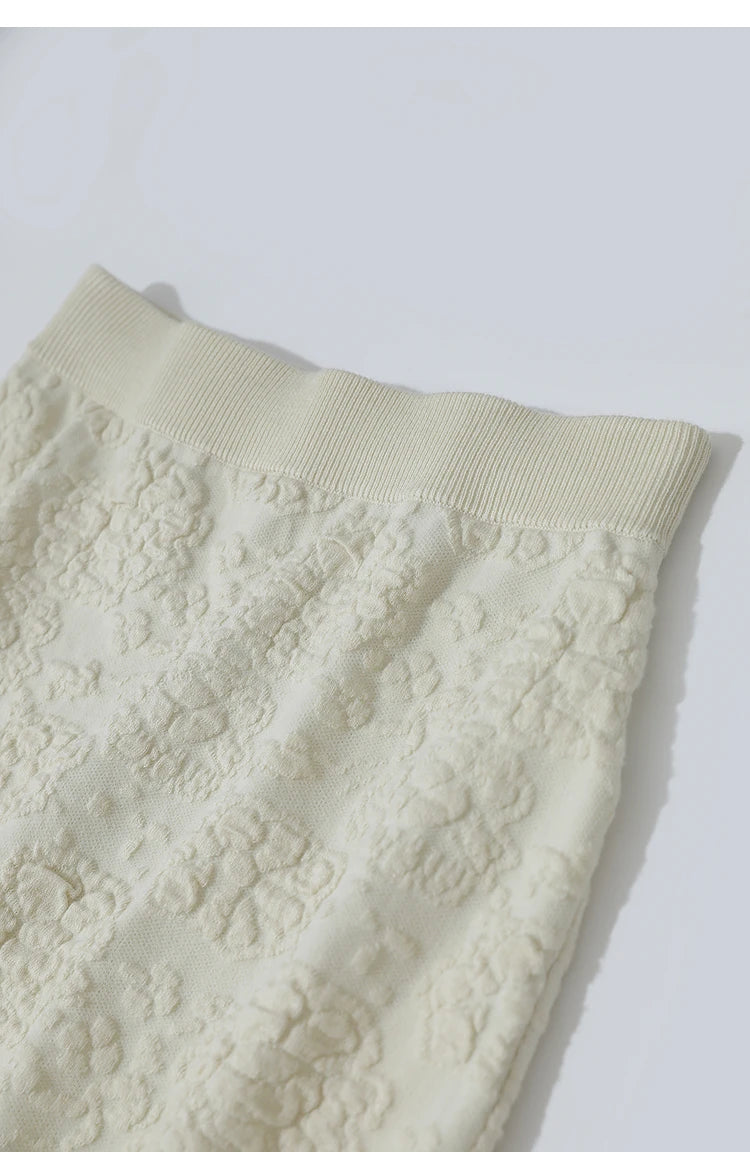 Cremefarbener Midirock mit elastischem Bund und Relief-Strickmuster