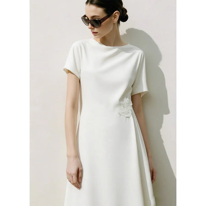 Elegantes Damenkleid Im Sommer Mit Asymmetrischem Wasserfallausschnitt