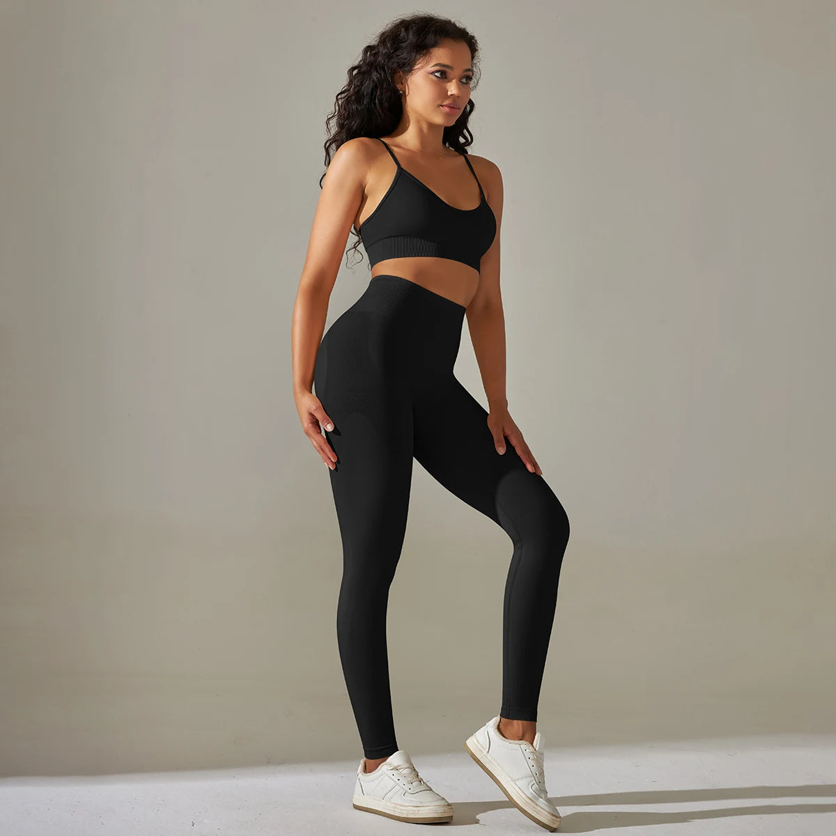 Nahtloses Yoga-Set in Schwarz: Sport-BH mit Trägern und Leggings mit breitem Bund