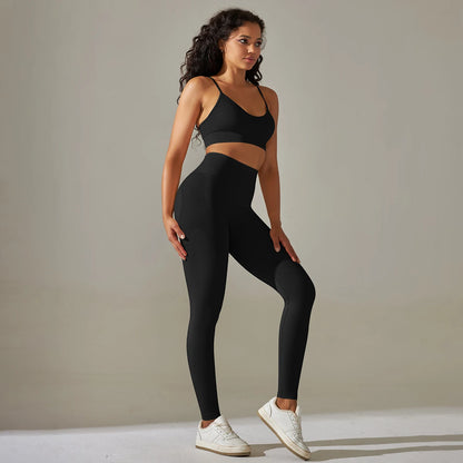 Nahtloses Yoga-Set in Schwarz: Sport-BH mit Trägern und Leggings mit breitem Bund