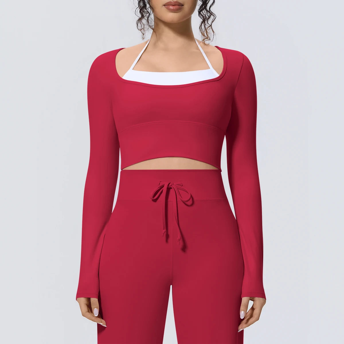 Rotes langärmeliges Sportshirt (Crop) mit weißem Rundhalsausschnitt