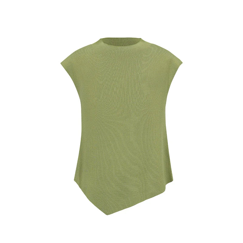 Grünes Stricktop flach gelegt, Stehkragen, kurzarm, asymmetrischer Saum