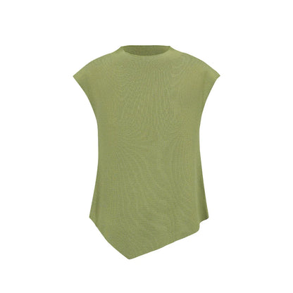 Grünes Stricktop flach gelegt, Stehkragen, kurzarm, asymmetrischer Saum