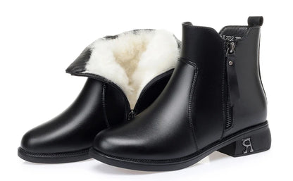Schwarze Stiefelette mit Fellbesatz am Schaft und seitlichem Reißverschluss.