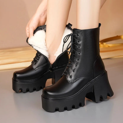 Damen-Winterstiefel in Schwarz, Schnürung, chunky Plateauabsatz mit warmem Fellfutter innen