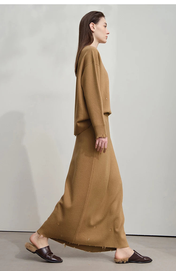 Braunes Strickoberteil mit Ärmel und Midirock im Set, asymmetrischer Saum, Fransen