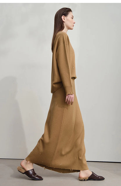 Braunes Strickoberteil mit Ärmel und Midirock im Set, asymmetrischer Saum, Fransen