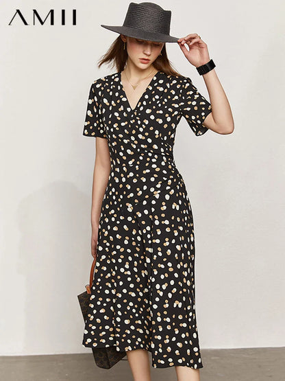 Sommerliches Damen-Strickkleid mit V-Ausschnitt und Chiffon-Details – Kurzarm und figurbetont mit Fischschwanz-Design.