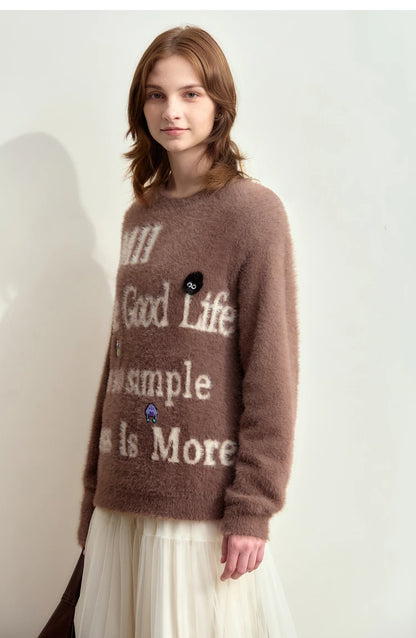 Camelfarbener Damenpullover mit Schrift-Print, Rundhalsausschnitt und bunten Patches