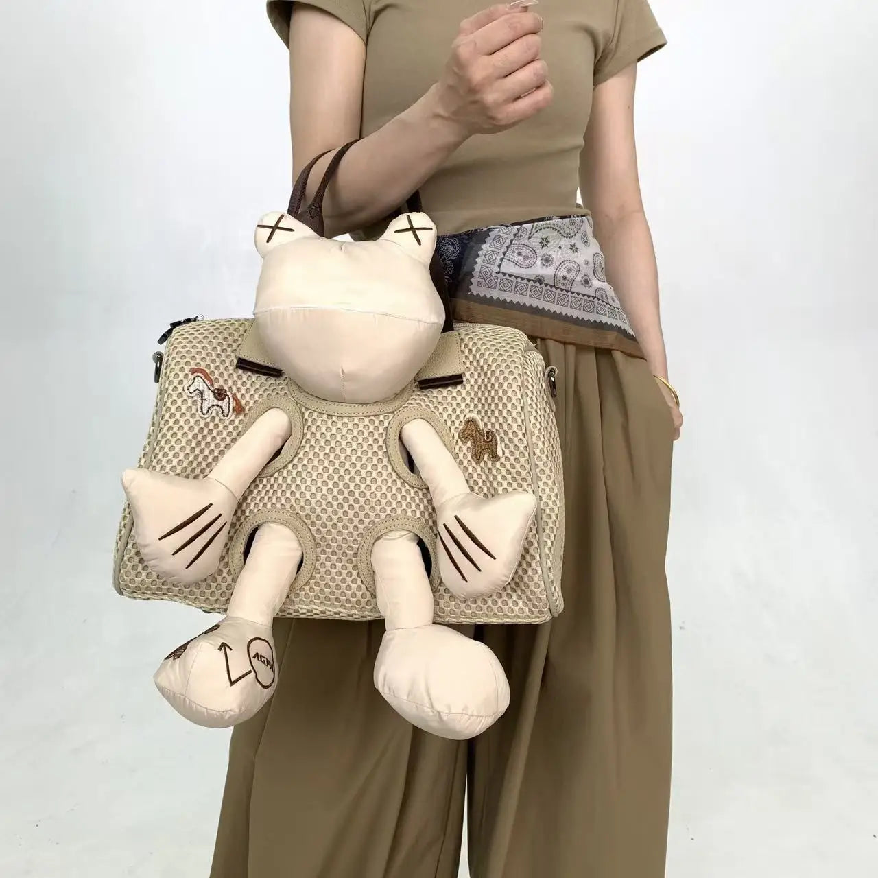 Damen-Umhängetasche aus Nylon mit Mesh-Details und Bärchen-Design Großes Fassungsvermögen mit Langem Tragegurt