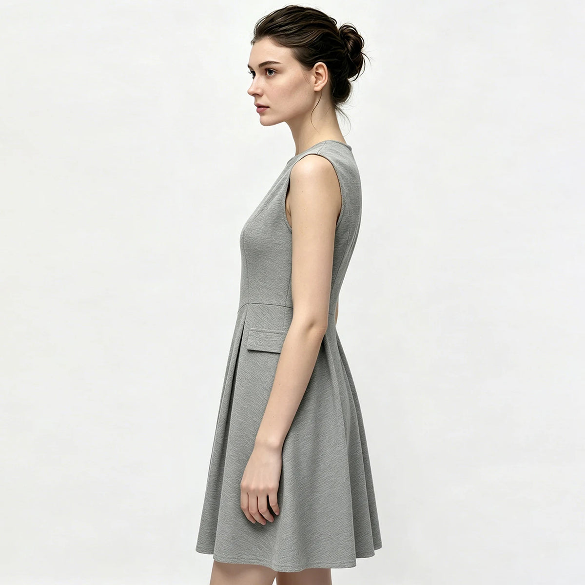 Hellgraues ärmelloses Midi-Kleid in A-Linie mit Taschen und Taillennaht