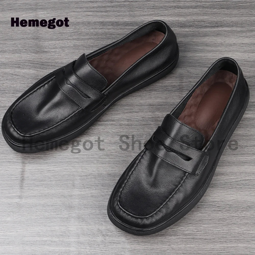 Schwarze Ledermokassins, Slip-On, Riemen am Spann, Nahansicht