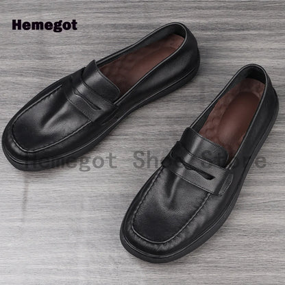 Schwarze Ledermokassins, Slip-On, Riemen am Spann, Nahansicht