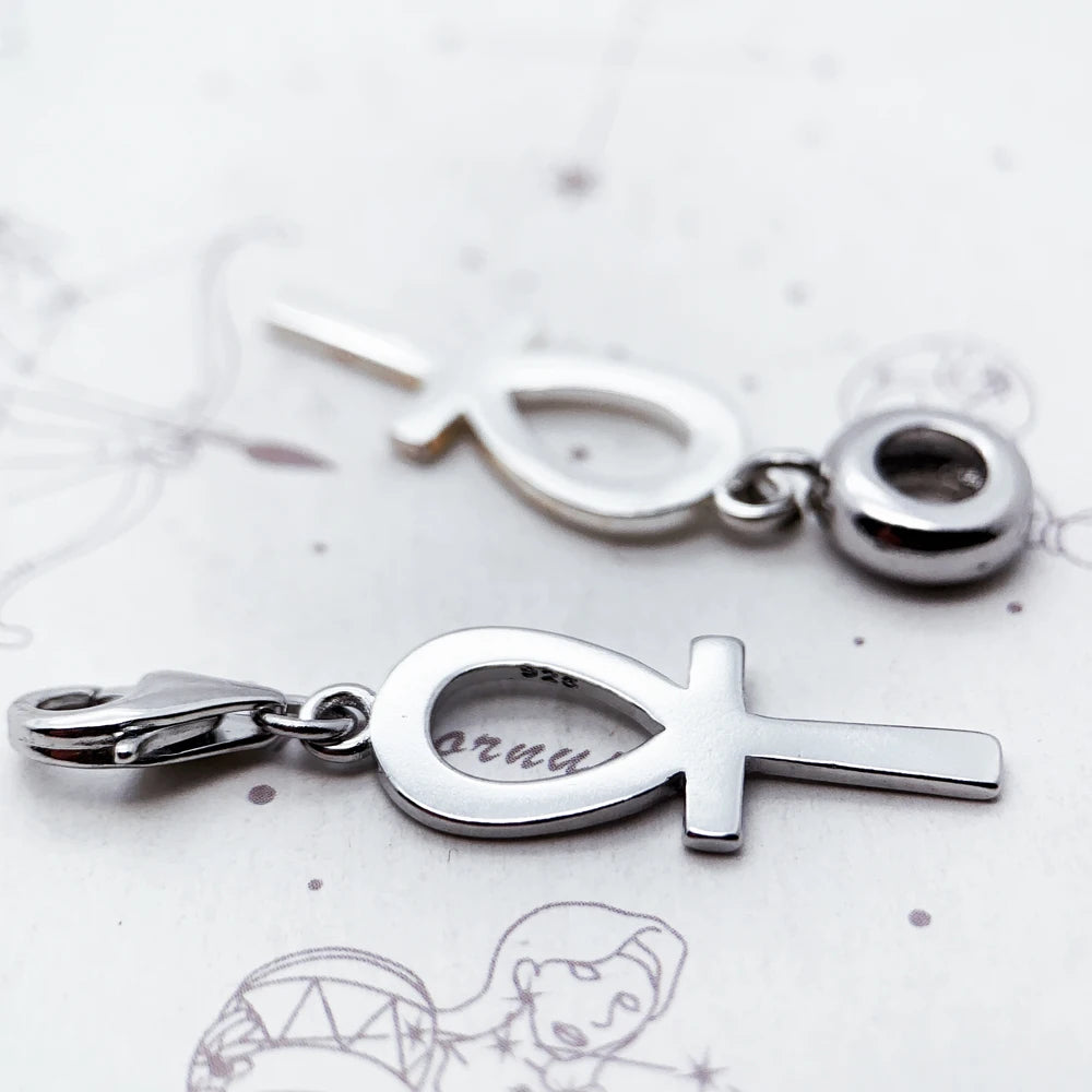 Kleiner Ankh-Anhänger aus silberfarbenem Metall mit Karabineröse und Öse