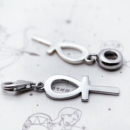Kleiner Ankh-Anhänger aus silberfarbenem Metall mit Karabineröse und Öse