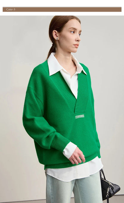 Grüner Damen-Strickpullover mit V-Ausschnitt über weißem Hemdkragen