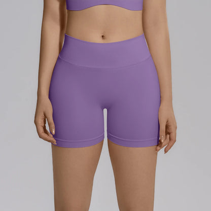 Nahtlose Yoga-Shorts für Frauen, lila, hoher Bund, glatter Stretchstoff.