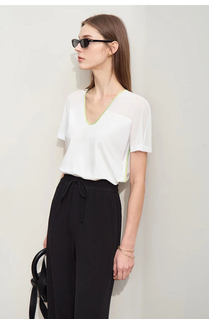 Damen T-Shirt im Minimalismus-Stil mit V-Ausschnitt und Kontrastnähten