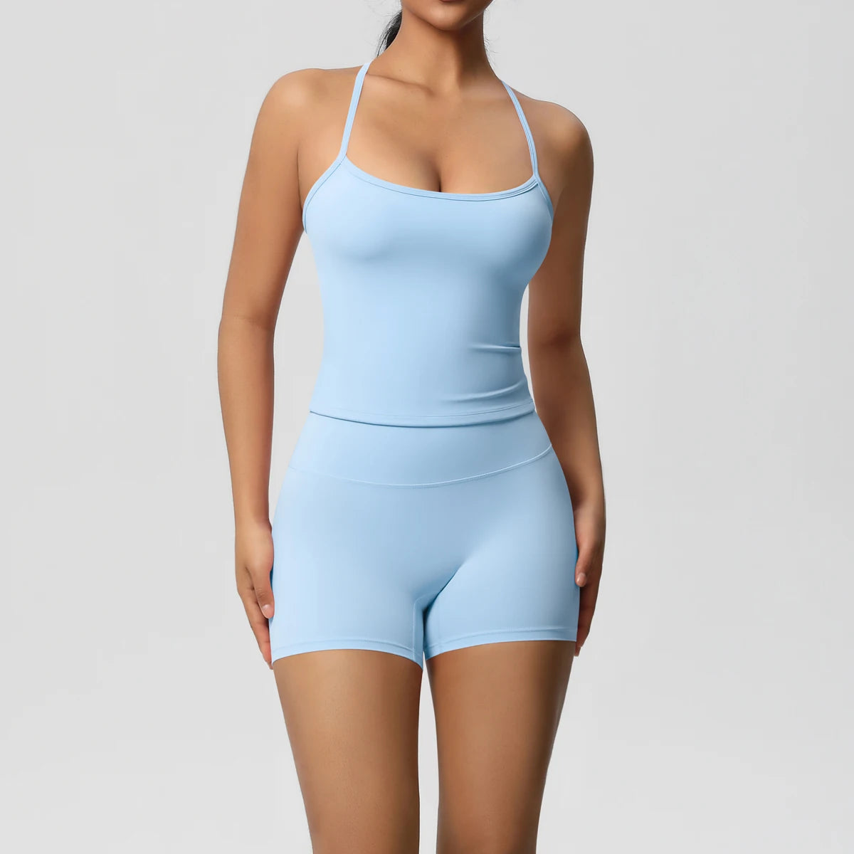 Hellblaues nahtloses Yoga-Set mit Trägertop und kurzen Leggings-Shorts
