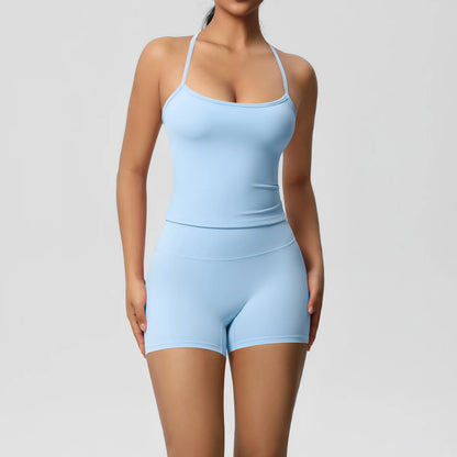 Hellblaues nahtloses Yoga-Set mit Trägertop und kurzen Leggings-Shorts
