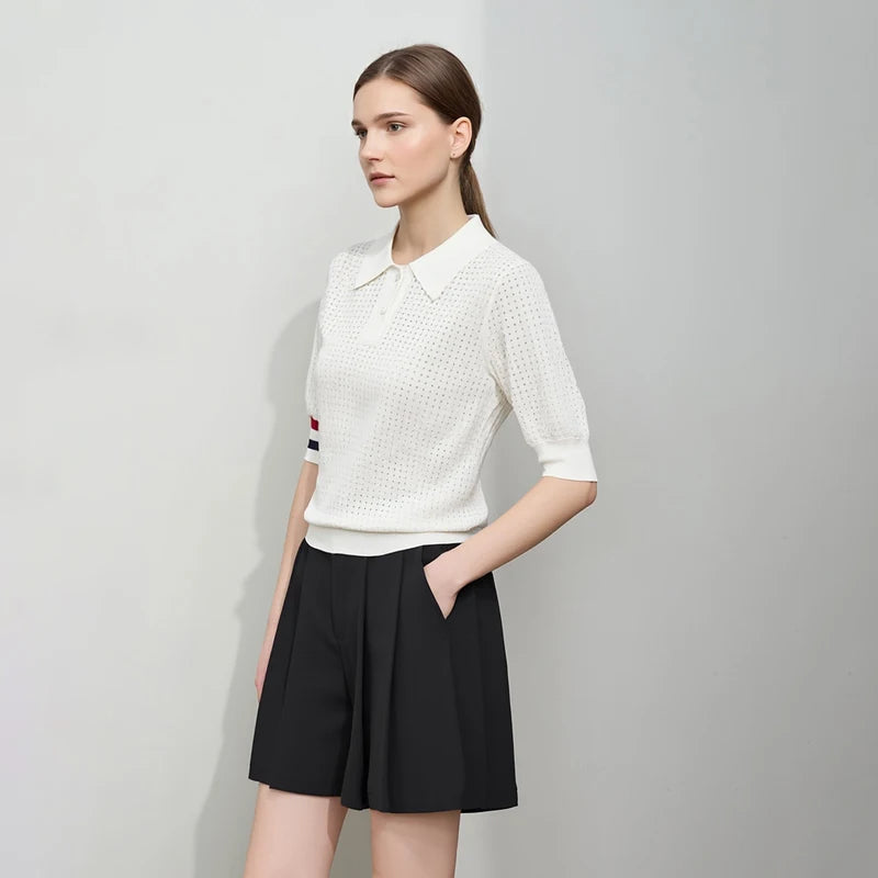 Damen-Poloshirt aus Strick, weiß mit Knopfleiste und kontrastfarbenem Ärmelbündchen.